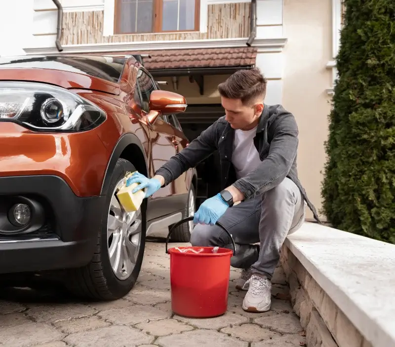 Lavage auto à domicile Cliron : professionnel intervenant sur un véhicule